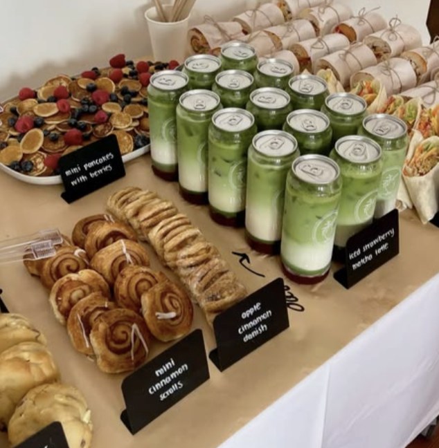 Inspiration: breakfast spread with matcha cans, cinnamon scrolls and pancakes
